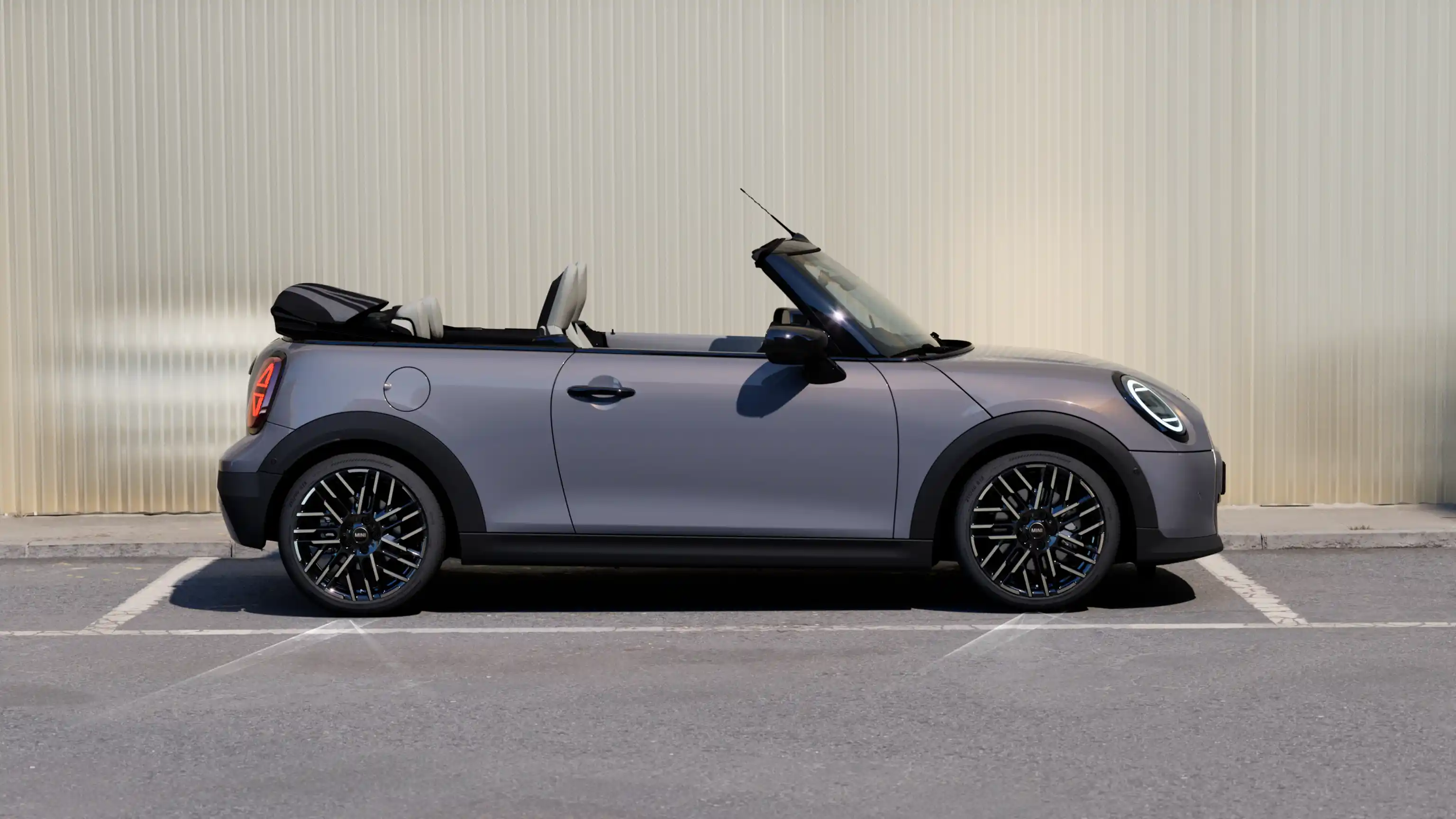 MINI Cooper Convertible – virsbūves akcenti – sānskats