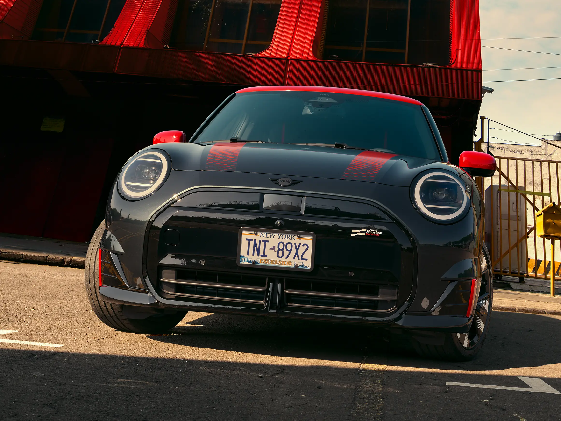 MINI John Cooper Works – J01 JCW sānskats